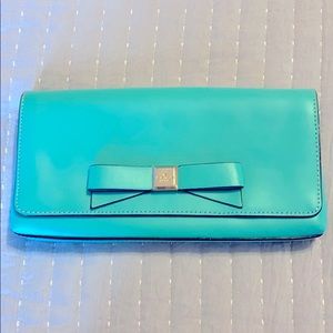 Clutch with magnetic closure.